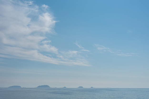 Uma bela foto das ondas do mar.