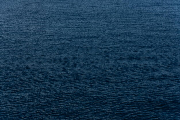 Uma bela foto das ondas do mar.