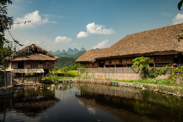 Uma bela foto de edifícios perto da lagoa sob um céu azul