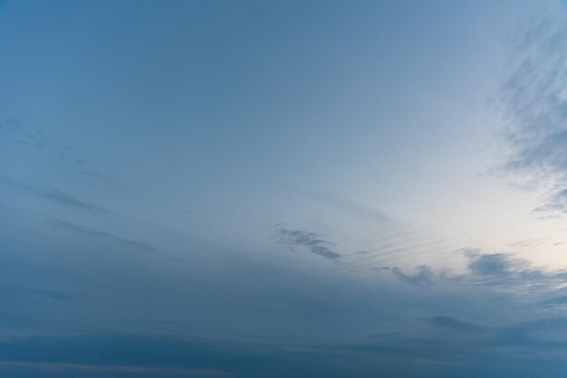 Uma bela foto do céu e das nuvens.