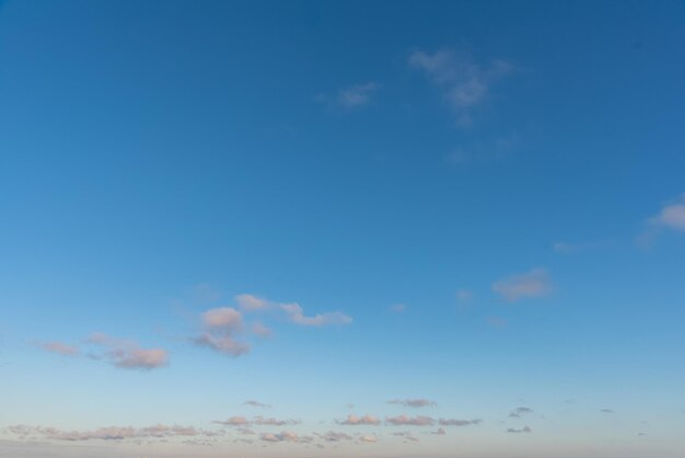 Uma bela foto do mar e do céu.