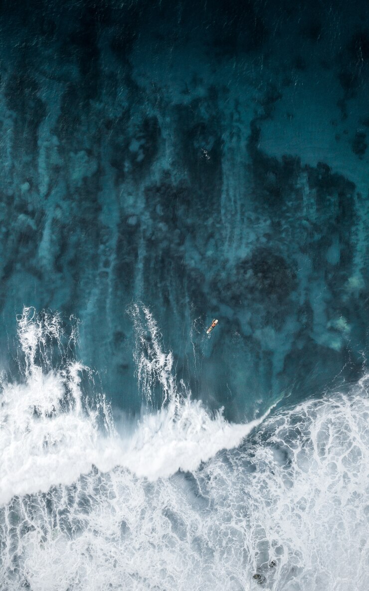 Foto grátis uma bela foto em close-up de texturas de água incríveis no oceano.