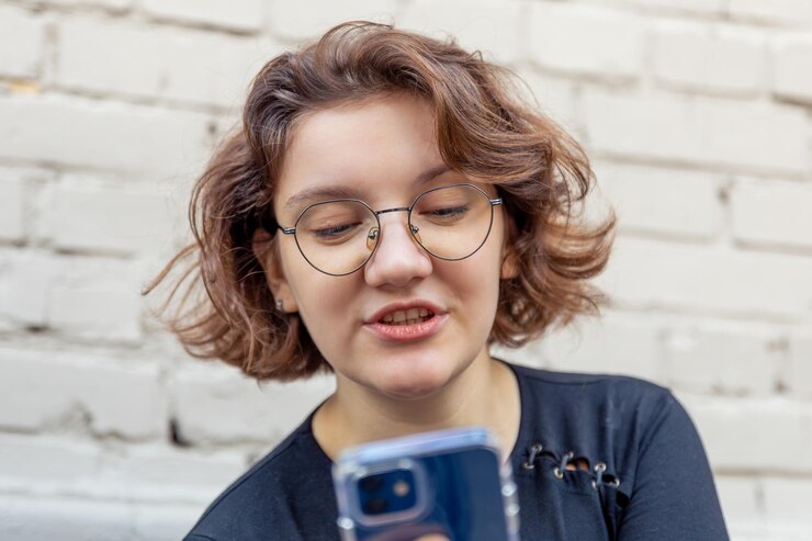 Foto grátis uma bela jovem feliz com um conceito de emoção de telefone