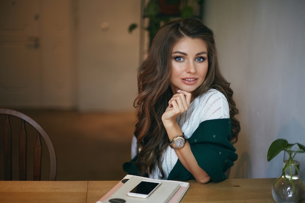 Uma bela jovem posando em um café