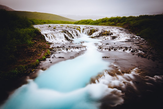 Uma bela pequena cachoeira na Islândia