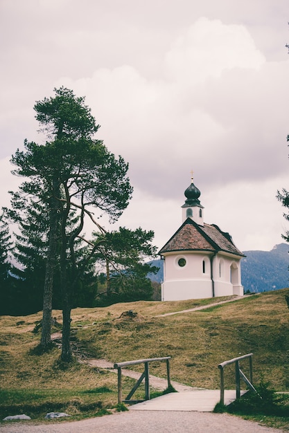 Uma bela pequena igreja católica nas montanhas dos alpes da baviera