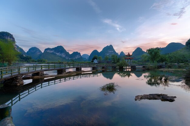 Uma bela vista da arquitetura tradicional chinesa e da ponte