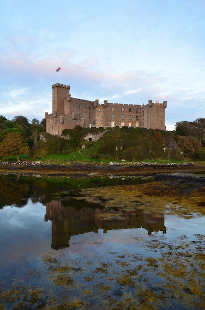 Uma bela vista do Castelo de Dunvegan com um reflexo no lago