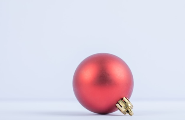 Uma bola de carvalho vermelho brilhante ou brilhante em um fundo branco