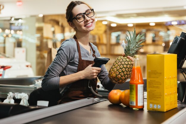 Uma caixa feliz a escanear itens de mercearia.