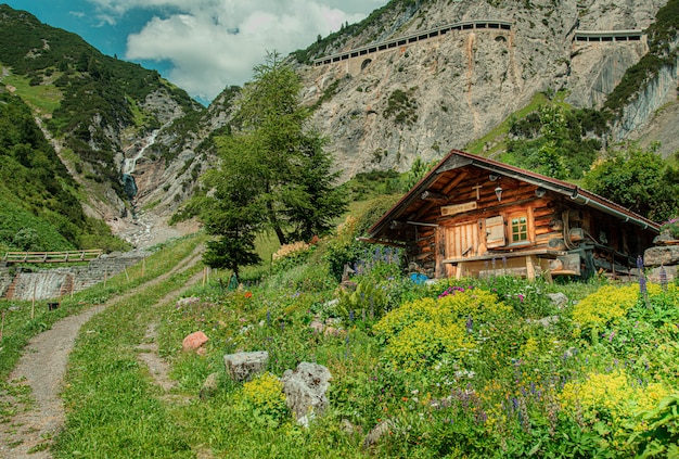 Uma casa de sonho maravilhosa nas montanhas