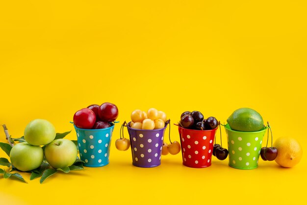 Uma cesta de frente com frutas suaves e suculentas em amarelo, cor de frutas de verão
