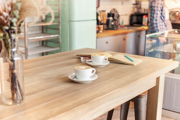 Uma configuração de mesa para café no balcão em uma casa de café