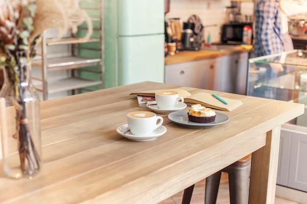 Uma configuração de mesa para café no balcão em uma casa de café