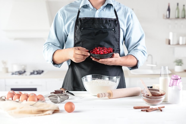 Foto grátis uma cozinheira com ovos em uma cozinha rústica no contexto das mãos dos homens