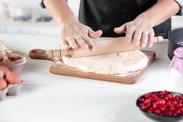 Uma cozinheira com ovos em uma cozinha rústica no contexto das mãos dos homens