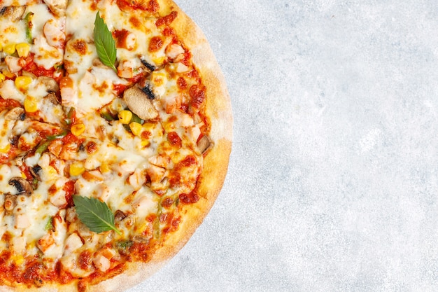 Uma deliciosa pizza de frango com cogumelos e especiarias.