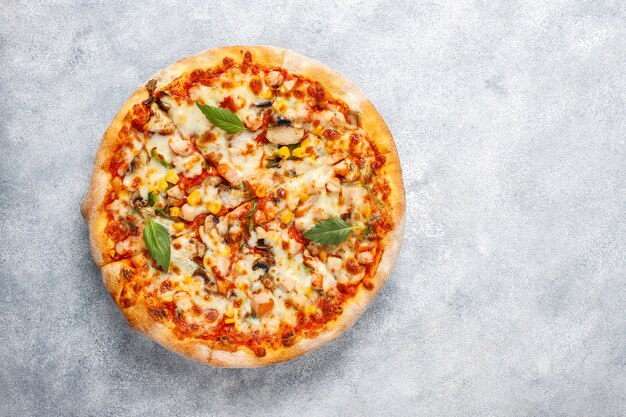 Uma deliciosa pizza de frango com cogumelos e especiarias.