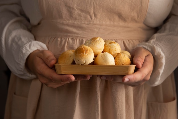 Uma deliciosa variedade de pão com queijo.