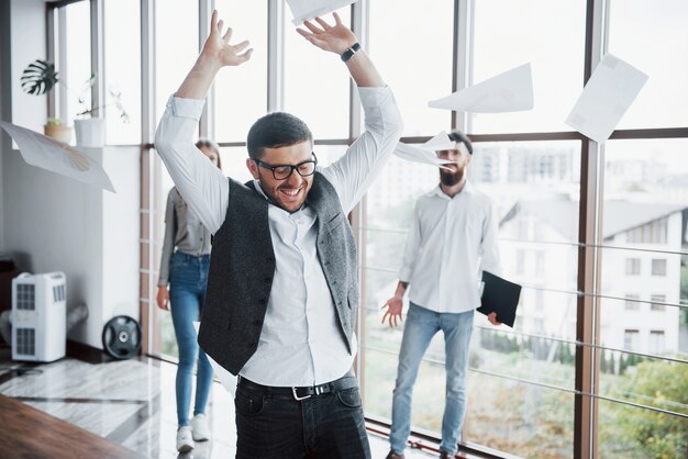 Uma equipe considerável de jovens trabalhadores no escritório