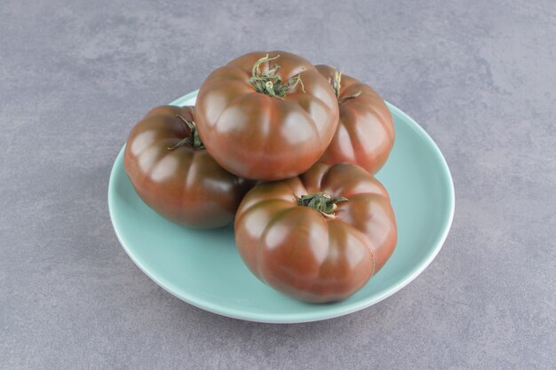 Uma exibição de tomate no prato, na superfície de mármore