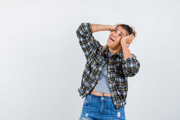 Uma expressiva jovem posando