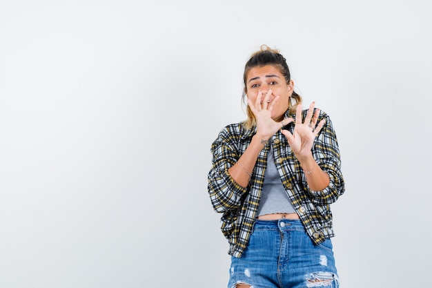 Uma expressiva jovem posando