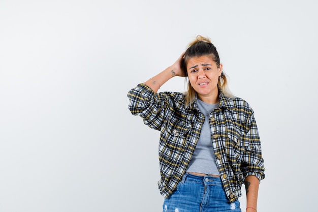 Foto grátis uma expressiva jovem posando