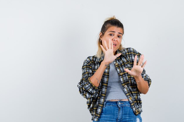 Uma expressiva jovem posando