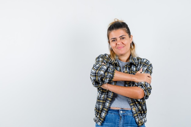 Foto grátis uma expressiva jovem posando