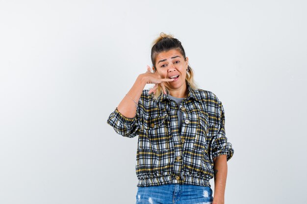 Uma expressiva jovem posando