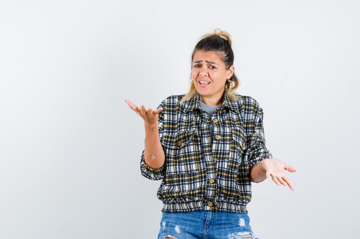 Foto grátis uma expressiva jovem posando