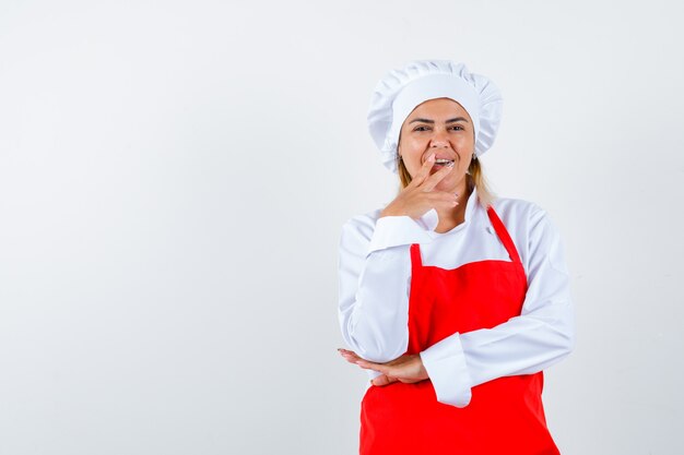 Foto grátis uma expressiva jovem posando