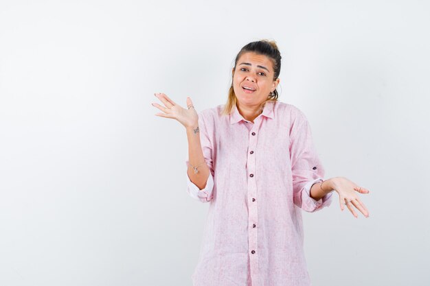 Uma expressiva jovem posando