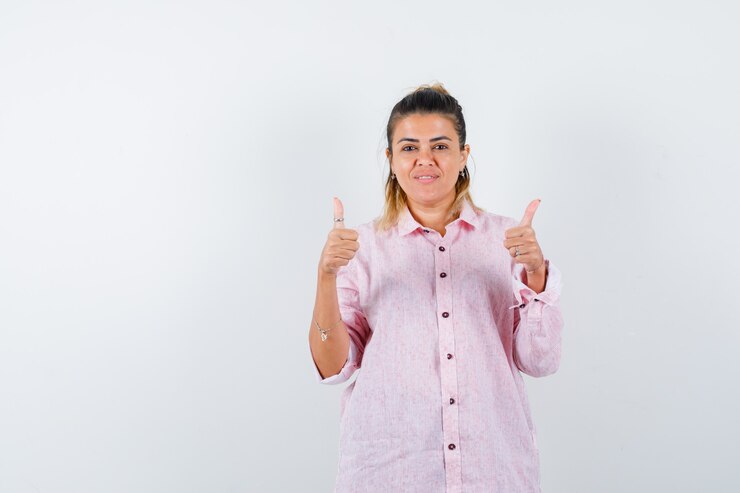 Foto grátis uma expressiva jovem posando