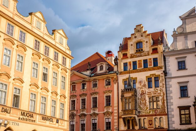 Uma fachada de edifícios decorados no lado sul da Praça da Cidade Velha (Staromestske Namesti). Praga, República Tcheca