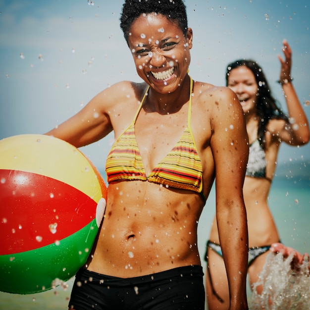 Uma família caucasiana está aproveitando as férias de verão