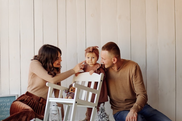 Uma família feliz posando