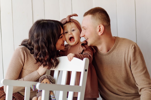 Uma família feliz posando