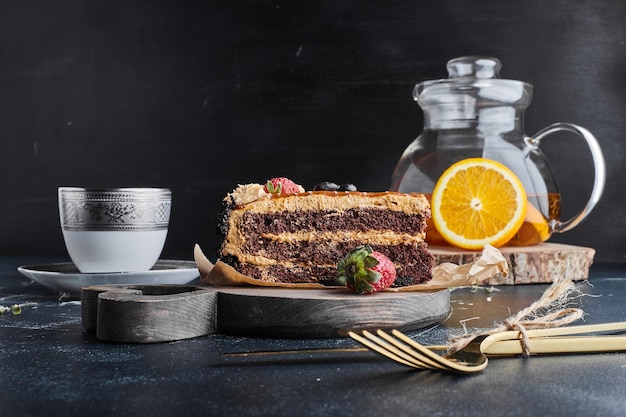 Uma fatia de bolo de chocolate com creme de caramelo.