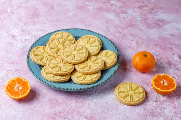 Uma fatia de cítrico em forma de biscoitos deliciosos.