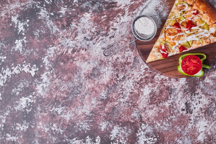 Foto grátis uma fatia de pizza servida com legumes