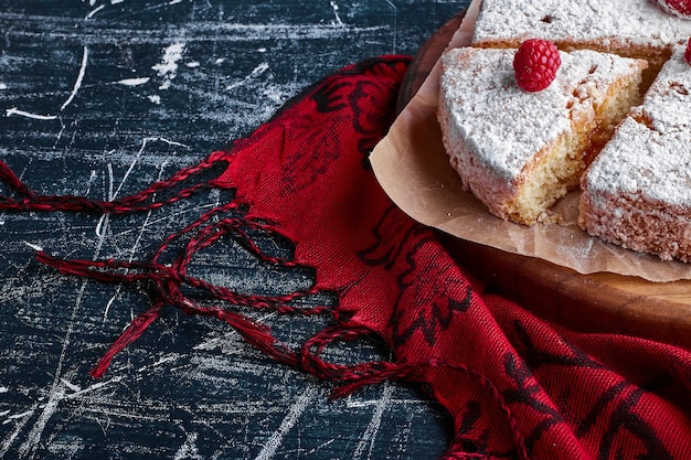 Uma fatia de torta de cenoura com açúcar em pó.