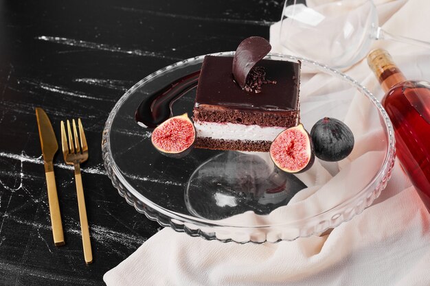 Uma fatia quadrada de cheesecake de chocolate em uma placa de vidro.