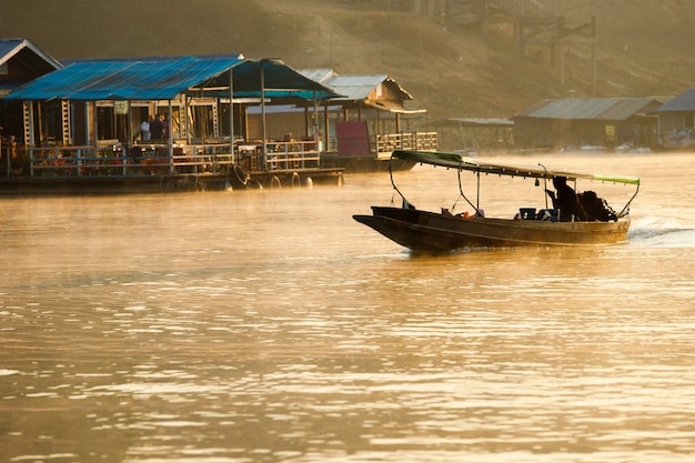 Uma forma de river life. distância de viagem do aldeão em lancha local nos remansos. os habitantes da região dependem dos barcos para suas necessidades de transporte.