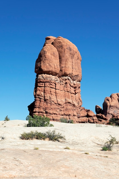 Uma formação rochosa vermelha localizada no Parque Nacional Arches em Moab, Utah