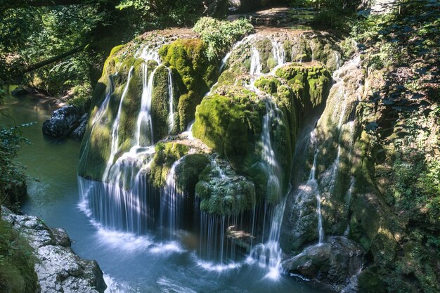 Uma foto de alto ângulo de uma bela água descendo o penhasco