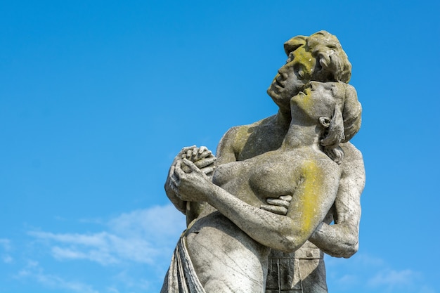 Uma foto em close de uma pedra fez a estátua de um casal com um céu azul