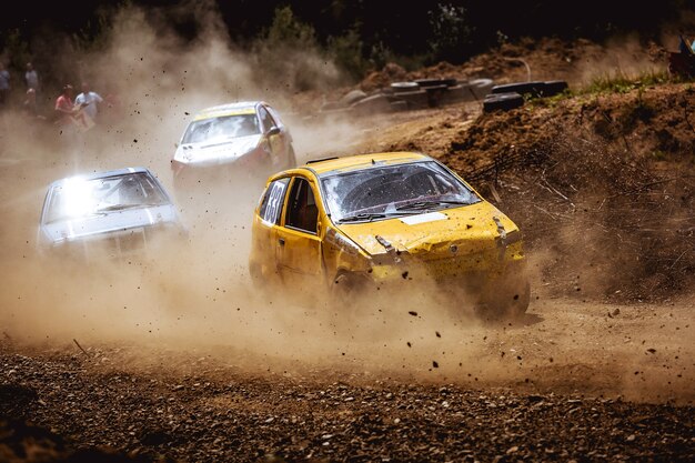 Uma foto legal de carros correndo em uma estrada de terra