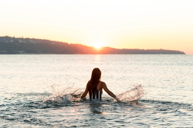 Uma foto longa de uma garota bonita na praia.